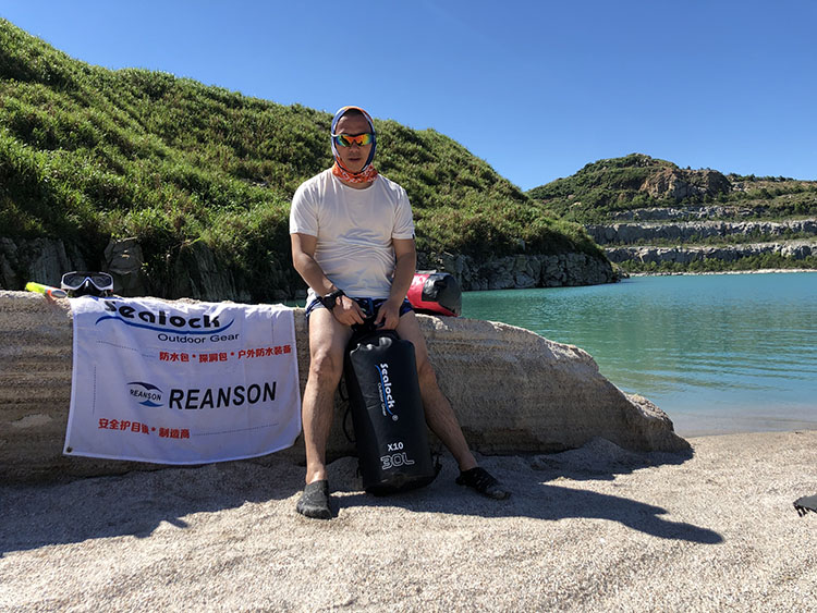 Cesta cez prírodu, nepremokavé prvé: jedinečne navrhnutý vodotesný batoh od Sealock Outdoor